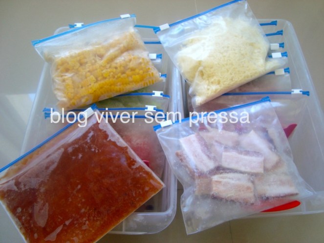 Aqui, um exemplo de como ficam os alimentos: milho, queijo, molho de tomate e bacon. Eu sempre achato os sacos para não ocupar muito espaço.