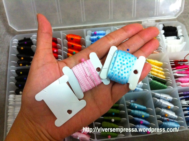 Prendo as fitas com auxílio de alfinites.