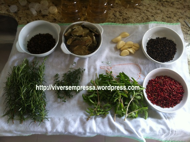 Agora é o momento de colocar os temperos e as especiarias. Lave os seguintes temperos: tomilho, manjericão e alecrim (eu usei o da minha horta). Descasque os alhos. Prepare a pimenta rosa, pimenta-do-reino, cravo e folhas de louro.