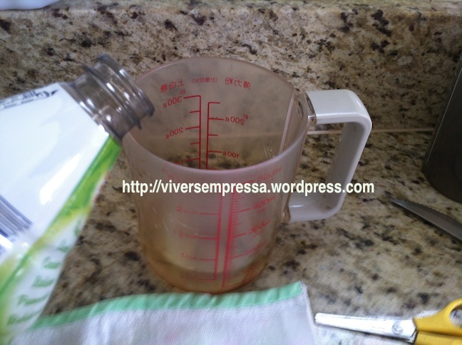 Retire cerca de 50ml de vinagre de cada garrafa para não transbordar ao colocar as ervas.