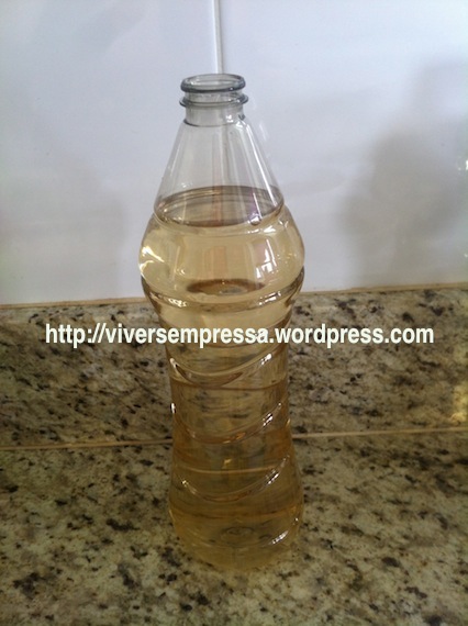 Ficou assim. Retirei nesse momento os rótulos. Mas sugiro que retirem os rótulos antes de tirarem a tampa, pois é mais fácil.