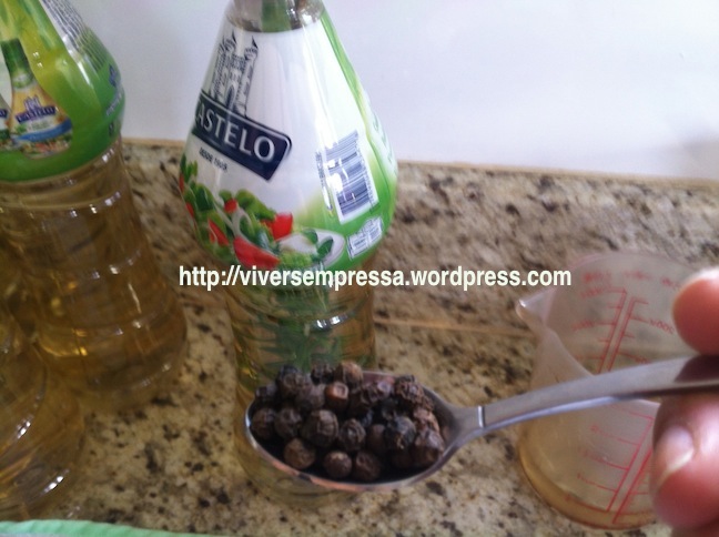 ... uma colher de café de pimenta-do-reino em grãos...