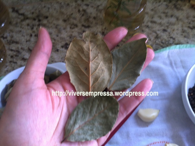 ... 3 folhas de louro...