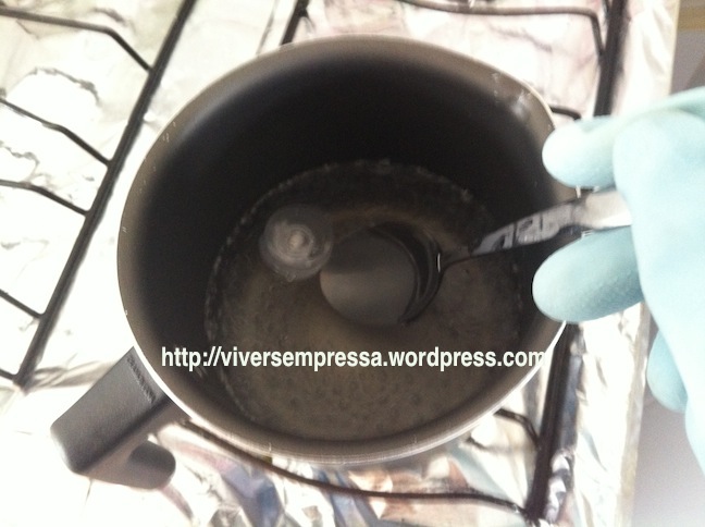 Para recolocar a tampa, o processo é o mesmo. Ferva a água e jogue a tampa por 10 segundos. Retire com a ajuda de uma colher.