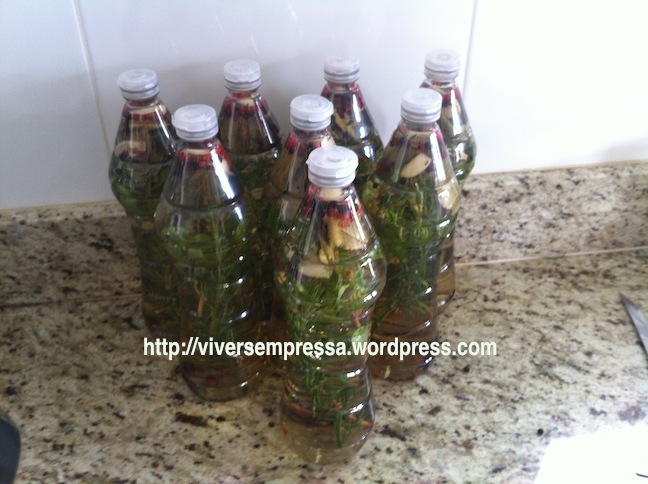 Pronto!!!! Tenho 8 garrafas de vinagre temperados.