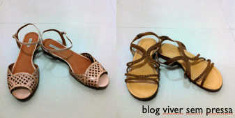 Duas sandálias baixinhas confortáveis.