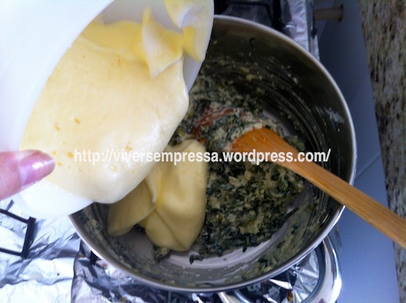 6.) Bata as claras em neve, acrescentando as gemas no final. Misture ao restante da massa.