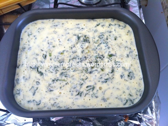 8.) Despeje a massa em uma vasilha untada com margarina e farinha de rosca (eu pulo essa parte porque a minha assadeira não precisa ser untada).