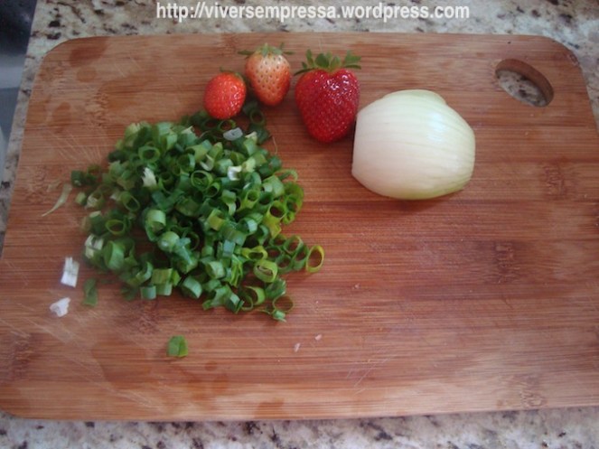 Cebolinha picadinha com muito amor. Eu usei a cebolinha na bisteca de porco com maçã e sálvia que eu faço.