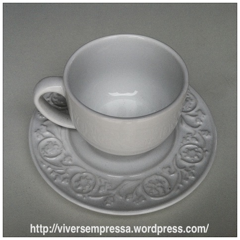 Compre xícaras de seu agrado. Eu acho mais bonito quando tem algum detalhe rendado no prato ou até mesmo xícaras com estilo vintage. 