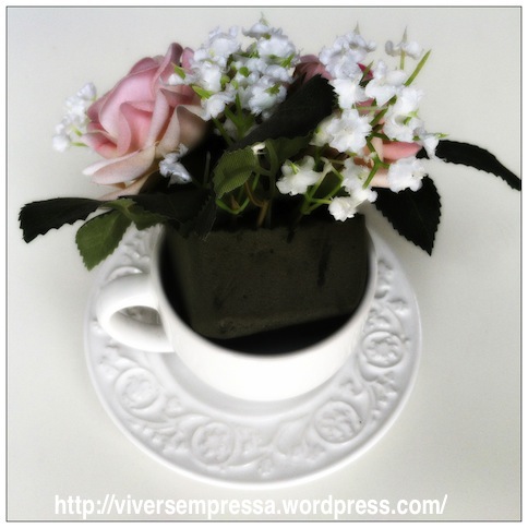 Agora e só encaixar o arranjo que você fez na xícara. Se achar que a esponja está menor do que a xícara, é só colocar mais esponjas no espaço que sobrou para que o arranjo fique bem firme na xícara.