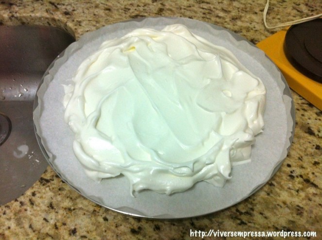 Bata as claras em neve. Acrescente açúcar aos poucos. Com uma espátula, misture bem a maizena e o limão. Numa forma redonda (coloquei na forma de pizza) forre papel manteiga e despeje o merengue no centro.