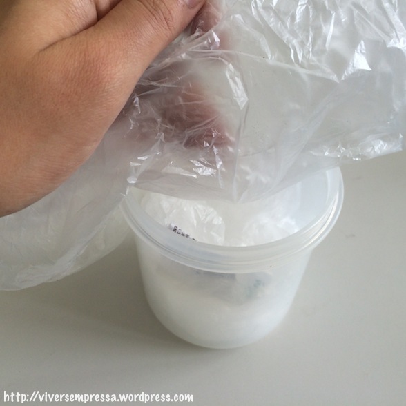 Em seguida, acrescente alguns sacos plásticos, o suficiente para fazer um "colchão".