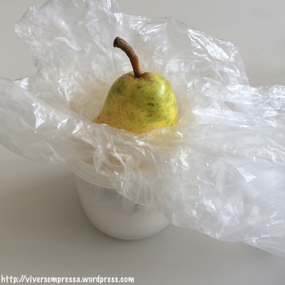 Antes de colocar a fruta, eu espalho o plástico para fora para depois colocar a fruta entre os plásticos. Isso cria uma parede protetora.