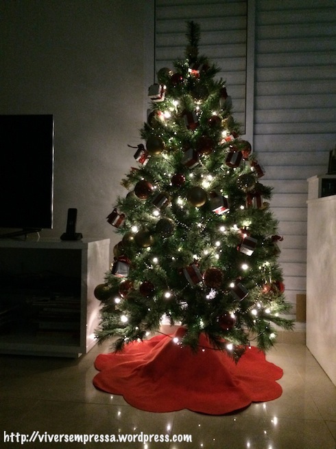 E ainda fiz uma saia usando feltro vermelho. Pronto, terminei.