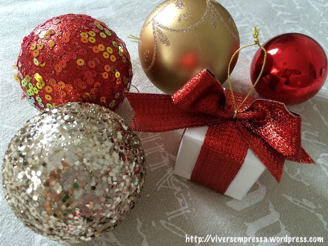 Os ornamentos que comprei foram estes aqui. Como eu não achei as caixinhas de presente do jeito que eu imaginava, eu mesma fiz, comprando isopor, papel de presente e fitas.