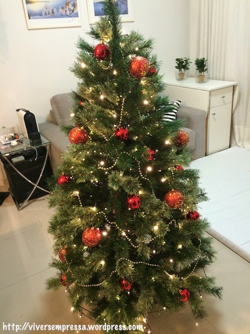 Com as bolas vermelhas decoradas