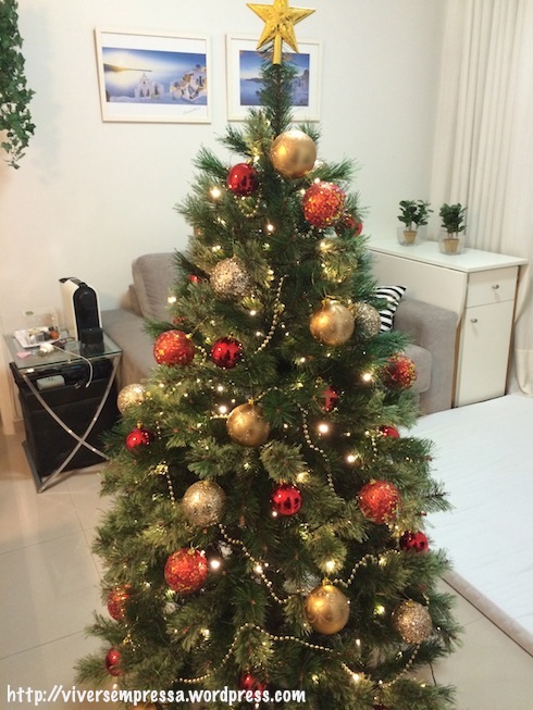 Com as bolas douradas lisas e decoradas, mais a estrela (topo), mas achei que ficou feia, por isso tirei