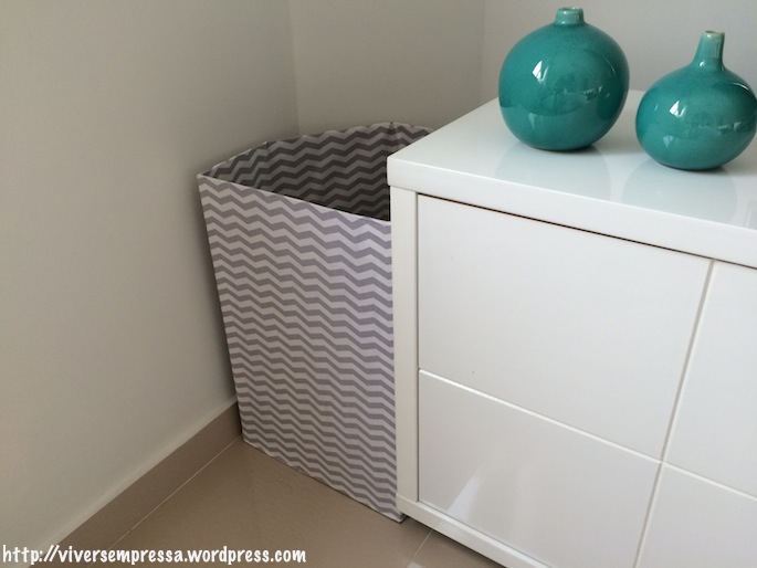 Os brinquedos maiores eu guardo nesta caixa que eu mesma fiz com papelão e forrei com tecido.