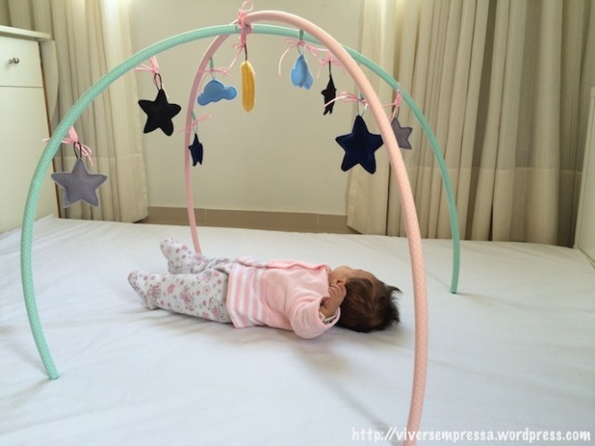 Usei dois bambolês para criar esse brinquedo. Forrei os bambolês com tecido e fiz alguns penduricalhos de feltro. Ela brinca até hoje com os penduricalhos de feltro.