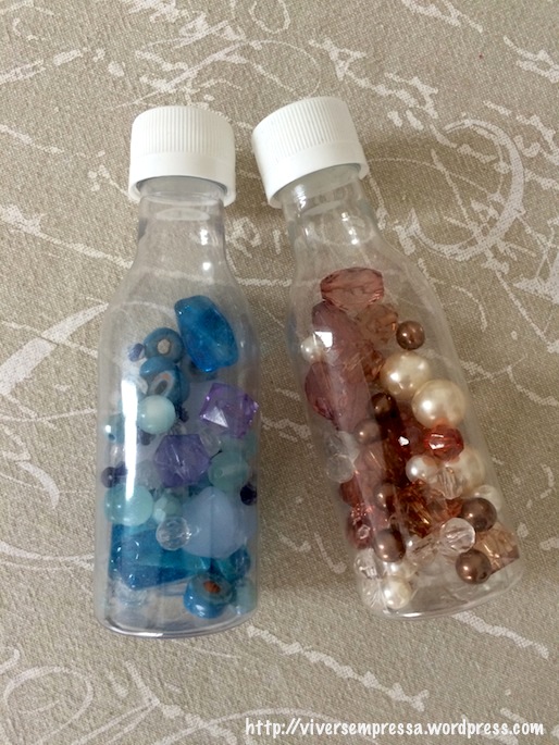 Chocalho - coloquei várias pedrinhas de bijuteria dentro de uma garrafinha de plástico.
