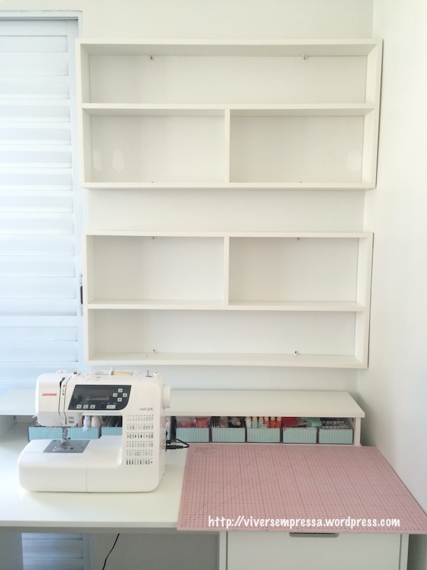 Comprei duas prateleiras modulares e instalei na parede. Deixei um espaço de cerca de 15cm entre uma prateleira e outra para ganhar um espacinho.