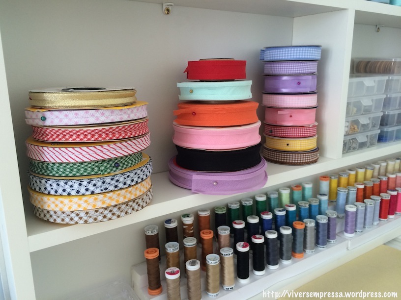 Viés e fitas presas com alfinetes.