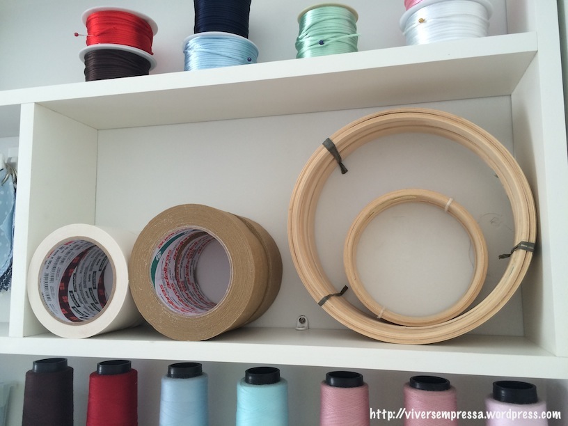 Alguns bastidores, fitas dupla face, etc.