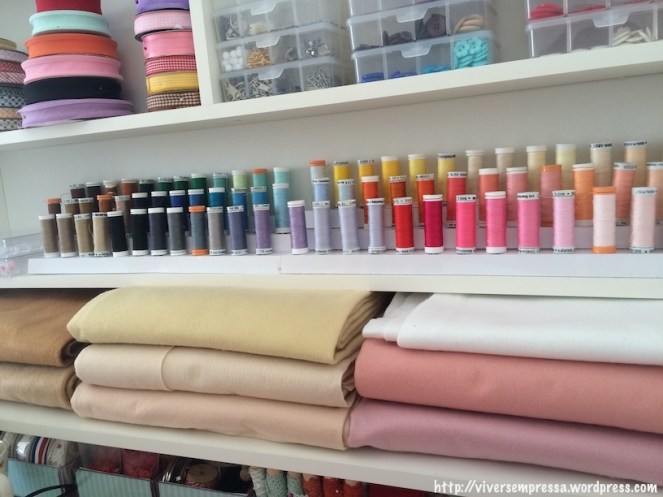 Os espaços entre as estantes e entre a mesa foi muito importante para criar novos espaços como armazenar feltros sem amassar.