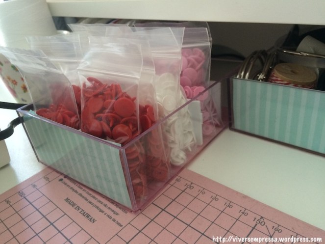 E finalmente a última foto. Os botões tic tac também ficam guardados nas caixinhas, separados em saquinhos plásticos.