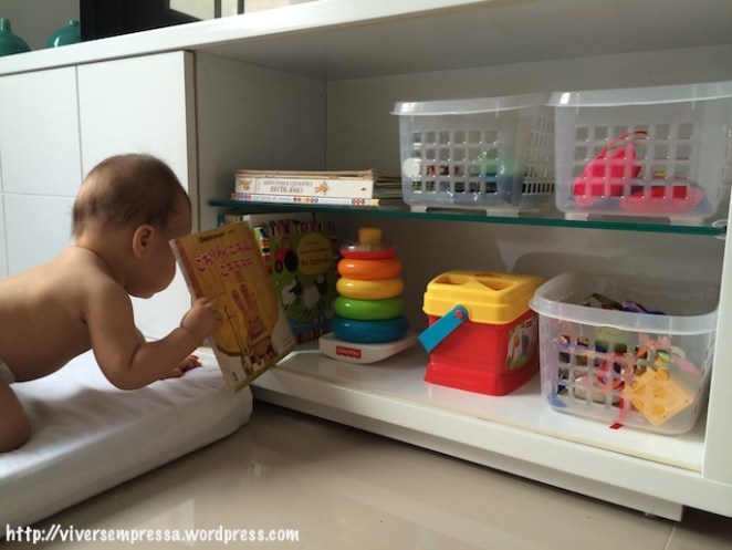 Ela pegando um dos livros para eu ler.