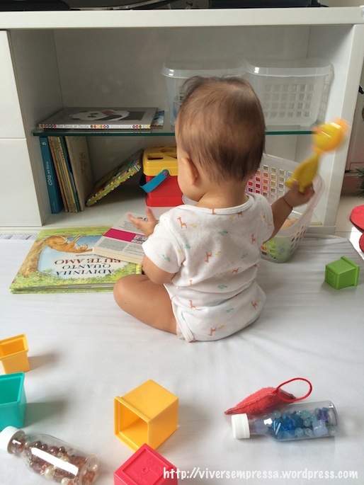 Todos os brinquedos em volta dela estavam dentro do cesto. É ela que ao longo do dia vai tirando do cesto para brincar.