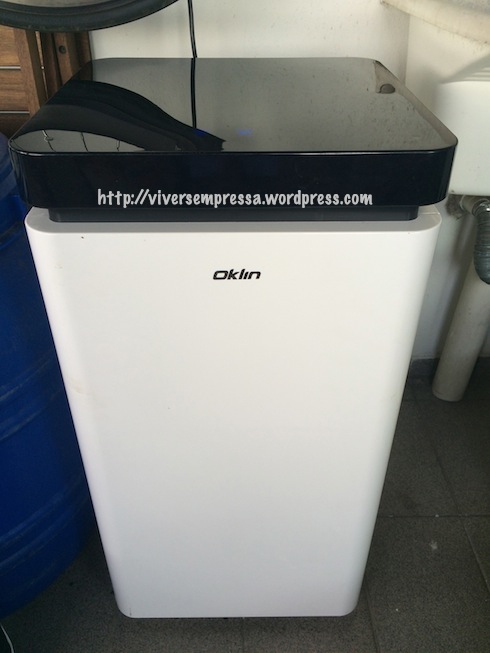 Aqui está a composteira instalada na varanda do nosso apartamento. A instalação é bem fácil, só precisa de uma tomada.