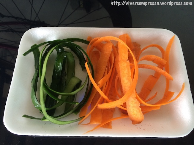 Aqui estão as cascas de pepino e cenoura, só para mostrar pra vocês.