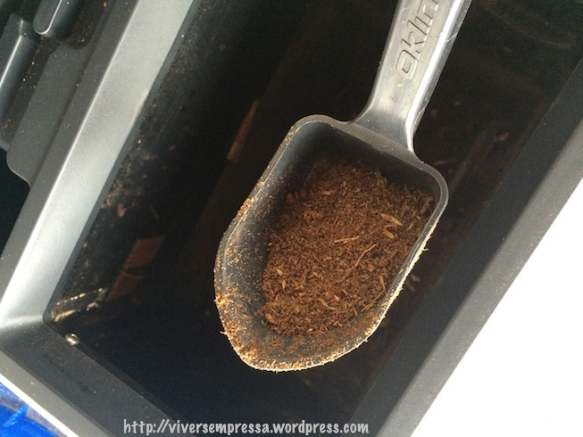 E depois de 24 horas vira esse pozinho seco, parece uma serragem.