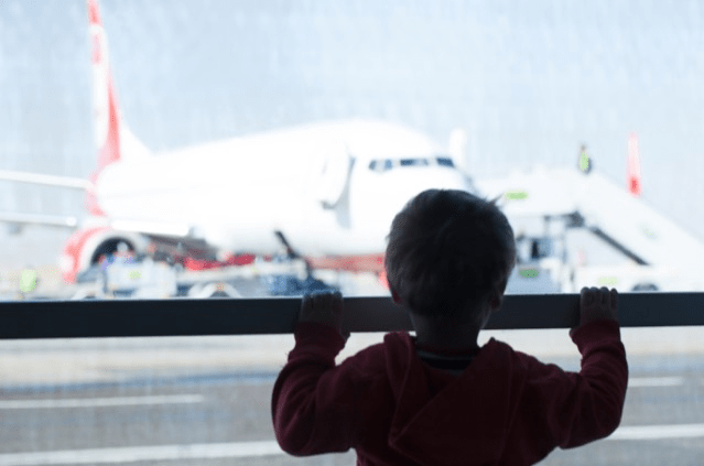 menino-observando-avia%cc%83o