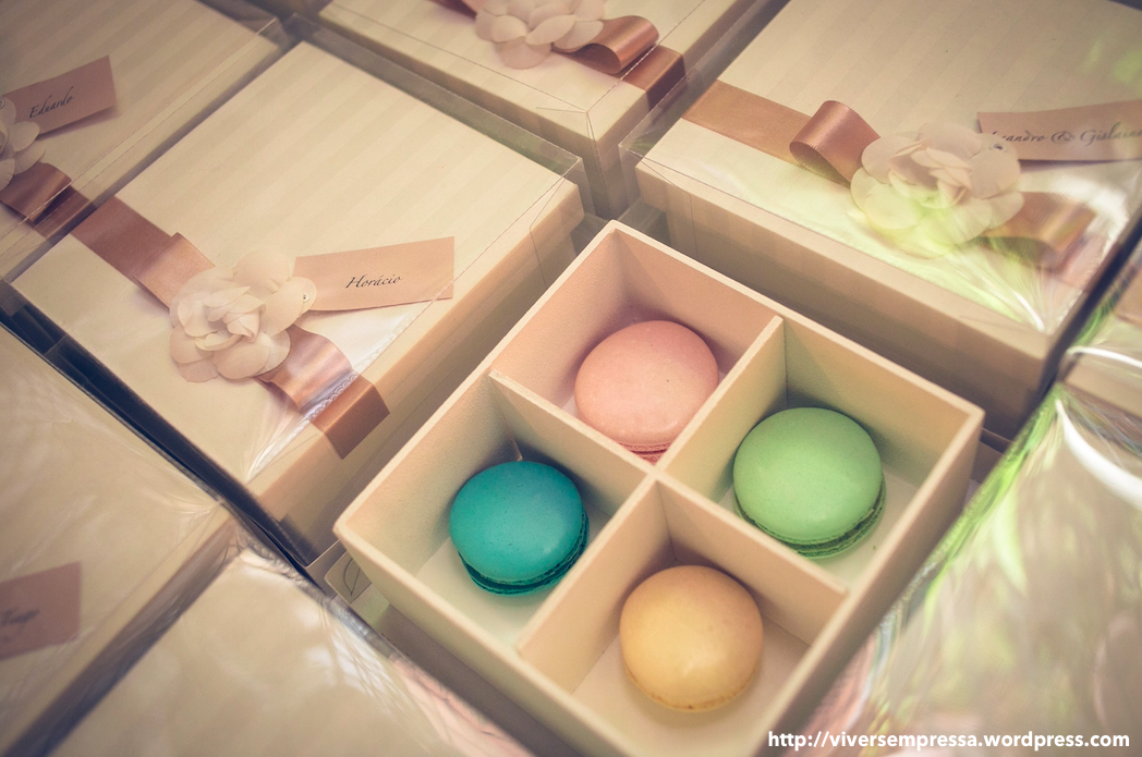 mini wedding macarons 2.png