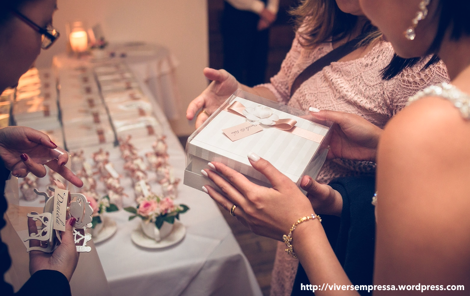 mini wedding macarons 3.png