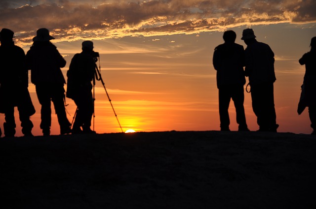 pessoas-tirando-fotos-do-por-do-sol